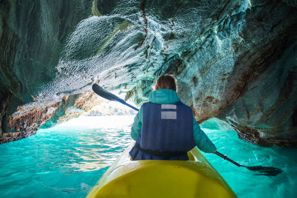 mujer palas kayak - extreme sports kayaking kayak adventure fotografías e imágenes de stock