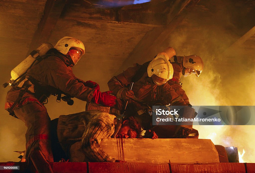 Pompieri salvataggio Vittima di incidente - Foto stock royalty-free di Bruciare