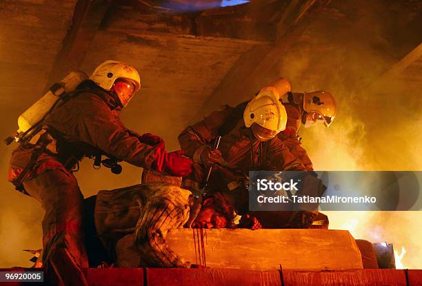 Pompieri Salvataggio Vittima Di Incidente - Fotografie stock e altre immagini di Bruciare - Bruciare, Vittima, Adulto