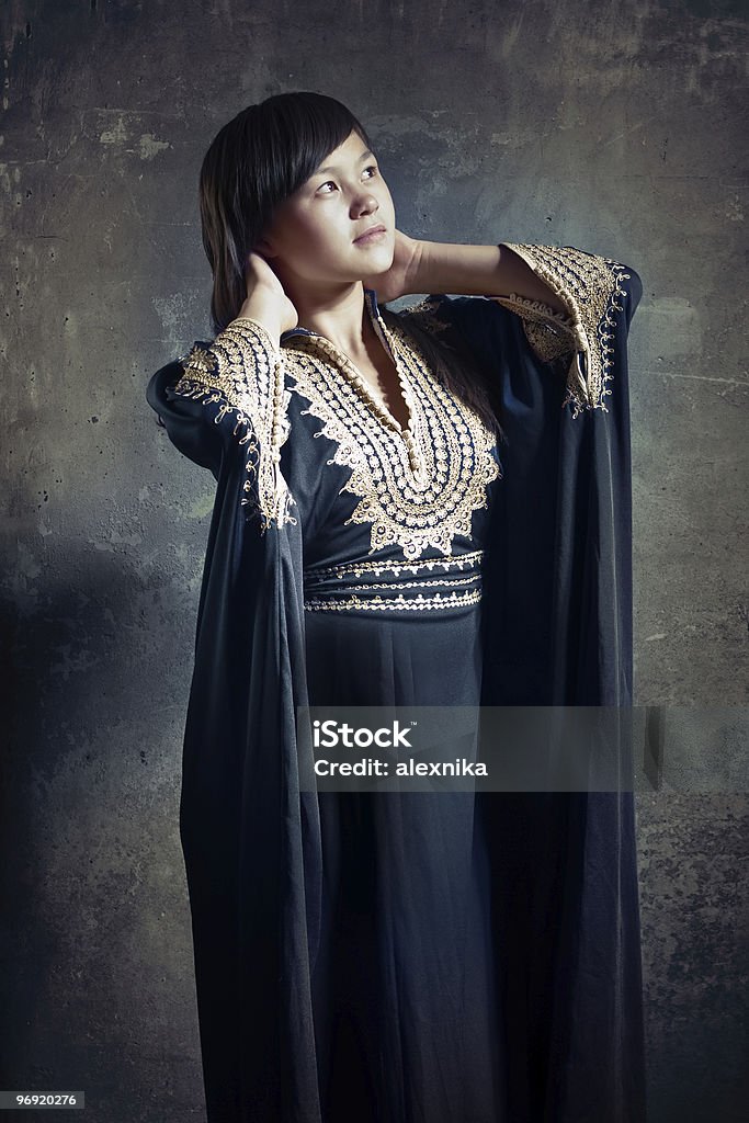 Menina asiática em azul escuro roupão. - Foto de stock de Adolescente royalty-free