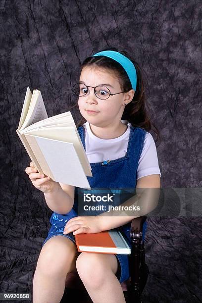 Foto de Jovem Bookworm Ii e mais fotos de stock de Analfabetismo - Analfabetismo, Azul, Branco