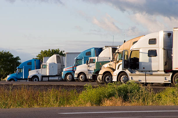 línea de camiones 2 - bigrig fotografías e imágenes de stock