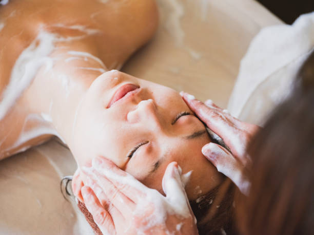 japanische gesichtsbehandlung - massaging facial massage human face beautician stock-fotos und bilder