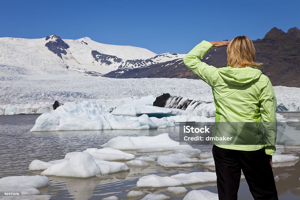 Donna di concetto ambientale guardando sciogliere un ghiacciaio scarpa - Foto stock royalty-free di Adulto