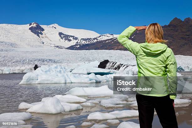 Donna Di Concetto Ambientale Guardando Sciogliere Un Ghiacciaio Scarpa - Fotografie stock e altre immagini di Adulto