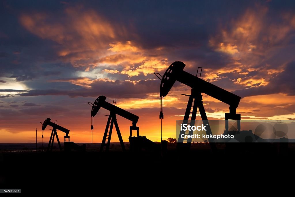 Jack de bomba de óleo no amanhecer - Foto de stock de Sonda Petrolífera royalty-free