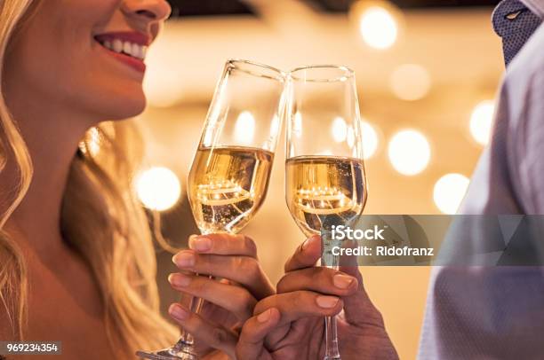 カップル シャンパン グラス カンパーニュ - シャンパンのストックフォトや画像を多数ご用意 - シャンパン, カップル, 乾杯