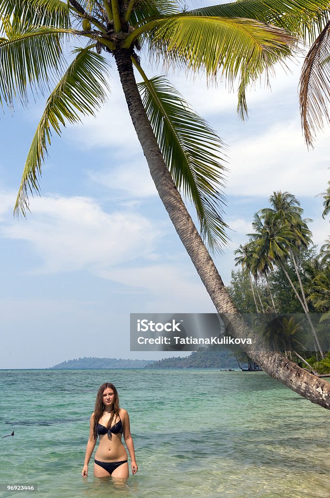 若い女の子島 - ココヤシの木のロイヤリティフリーストックフォト