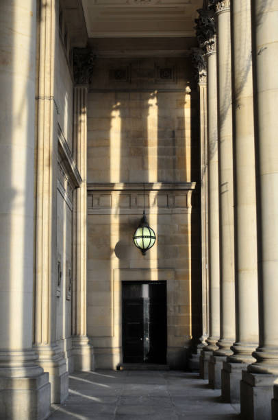 columnas de piedra y pórtico del pasillo de ciudad de leeds en west yorkshire en luz del sol por la tarde - leeds england leeds town hall town uk fotografías e imágenes de stock