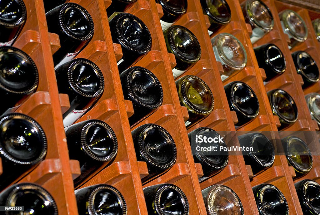 Estante con botellas de vino - Foto de stock de Bebida libre de derechos