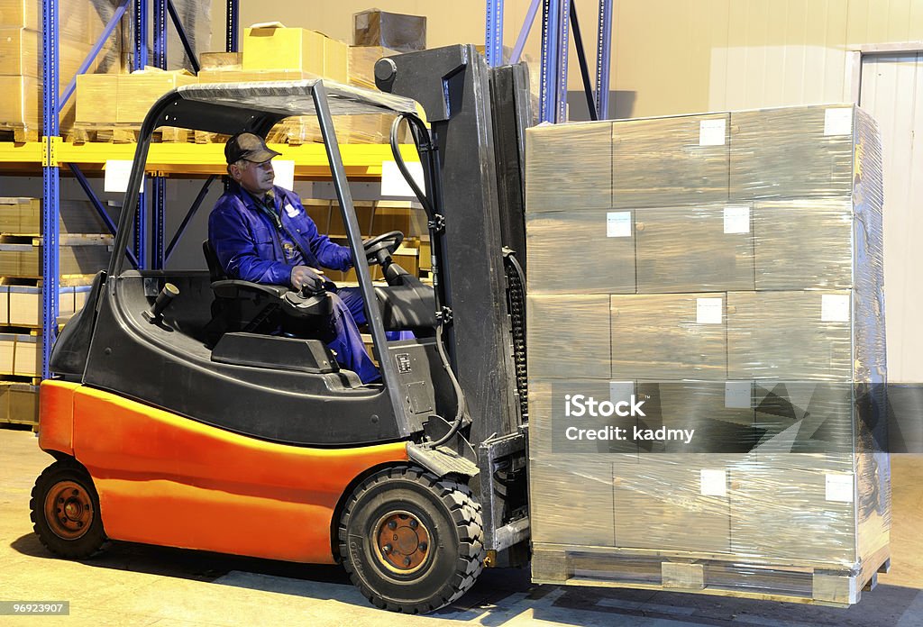 Gabelstapler Lader und Arbeiter im Lager - Lizenzfrei Elektrizität Stock-Foto