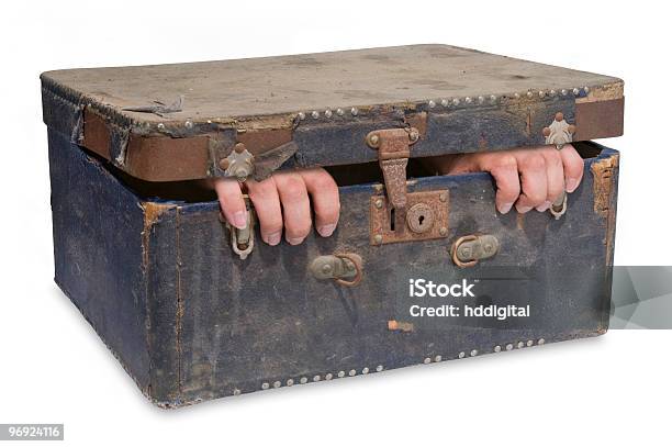 Vintage Cassa Con Una Persona Allinterno Di Claustrofobia - Fotografie stock e altre immagini di Borsa 24 ore