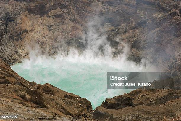 Siarkowy Wulkan Lake - zdjęcia stockowe i więcej obrazów Azja - Azja, Bez ludzi, Brzeg jeziora