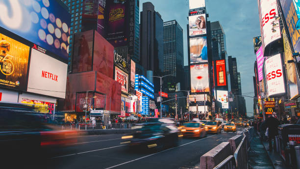 time square, nueva york, ny, estados unidos, 18 de diciembre de 2017 - times square billboard street night fotografías e imágenes de stock