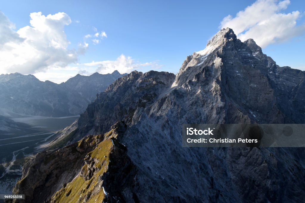 am Nachmittag Blick vom Mt. Hirschwieskopf zum berühmten Mt. Watzmann von seiner Südseite mit Wimbachgries Tal, Berchtesgadener Nationalpark, Bayern, Deutschland - Lizenzfrei Abenddämmerung Stock-Foto