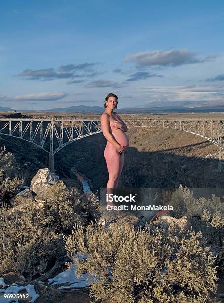 Incinta Nudeinverno - Fotografie stock e altre immagini di Donne - Donne, Incinta, Neve