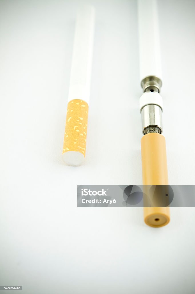 Una sigaretta elettronica isolato su bianco, alternativa al tabacco - Foto stock royalty-free di Attrezzatura