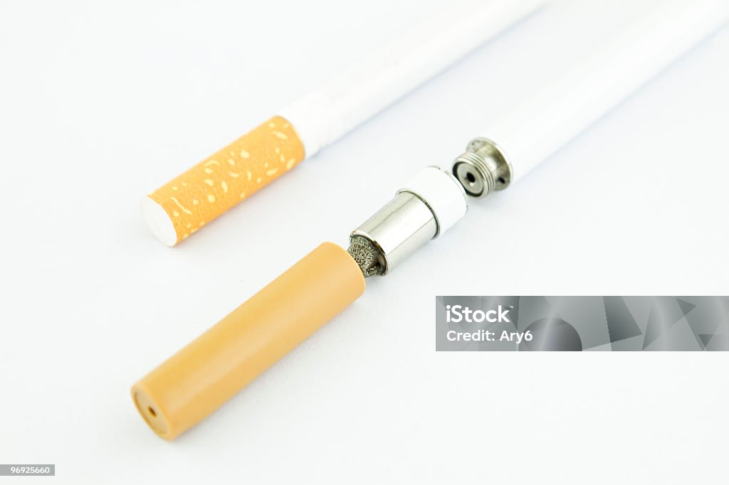 Una sigaretta elettronica isolato su bianco, alternativa al tabacco - Foto stock royalty-free di Sigaretta elettronica