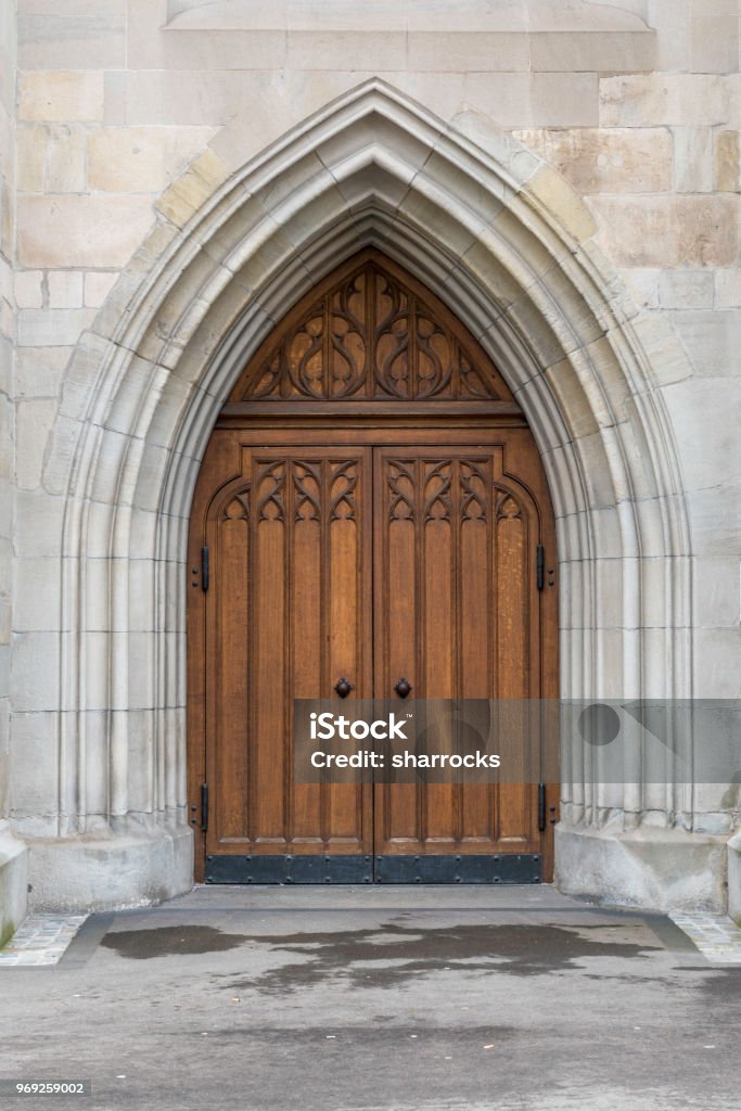 Iglesia De Puerta Foto de stock y más banco de imágenes de Puerta - Entrada  - Puerta - Entrada, Iglesia, Antigualla - iStock
