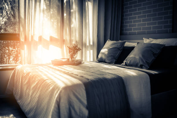 ベッド メイド-きれいな白い枕とベッドのシーツで美容室アップ。クローズ アップ。日光の下でのレンズの才能。 - bedroom hotel hotel room inn ストックフォトと画像