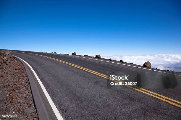 Estrada Para O Céu - Fotografias de stock e mais imagens de Alfalto - Alfalto, Ao Ar Livre, Berma da Estrada