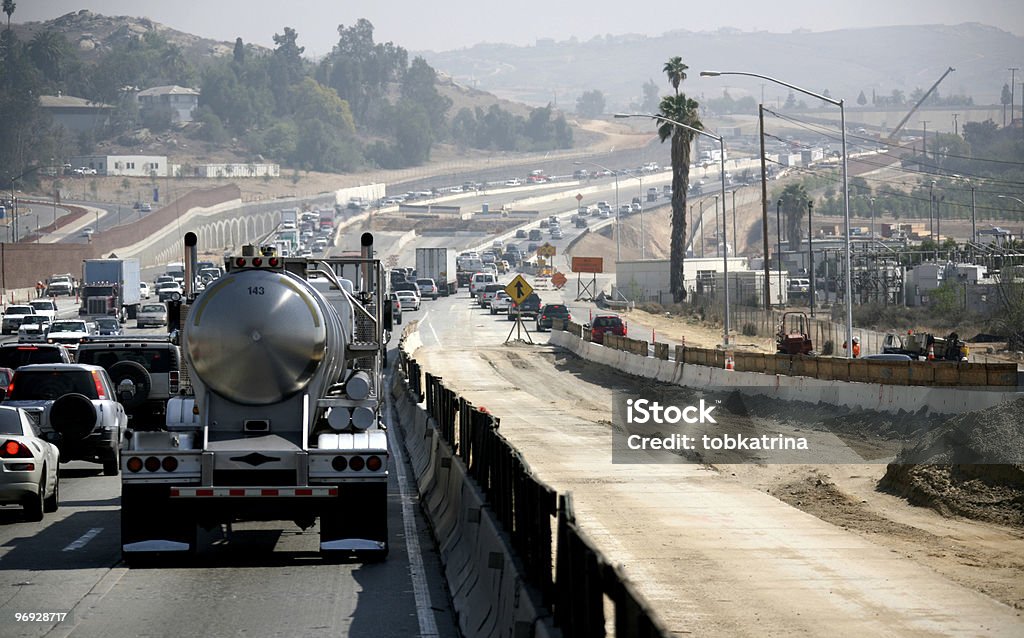 Smoggy desplazamiento - Foto de stock de Camión articulado libre de derechos