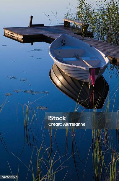 Barca A Remi E Dock - Fotografie stock e altre immagini di Acqua - Acqua, Ambientazione esterna, Ambientazione tranquilla
