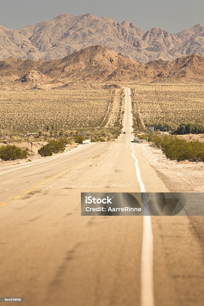 Route 66 attraverso il deserto - Foto stock royalty-free di Route 66