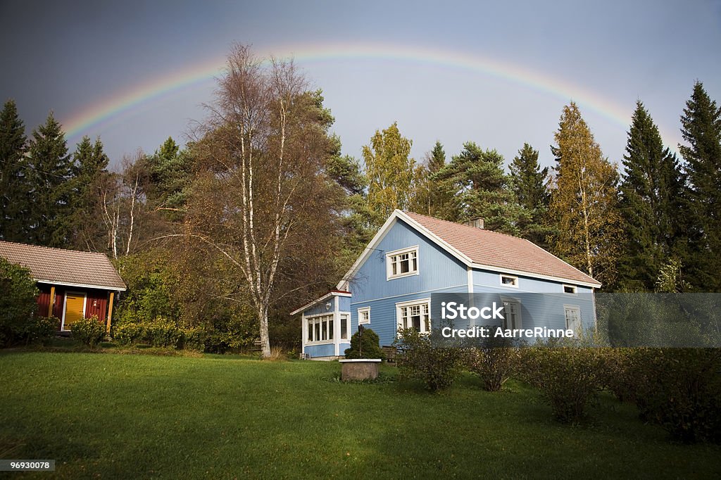 Niebieski Dom z rainbow - Zbiór zdjęć royalty-free (Dom - Budowla mieszkaniowa)