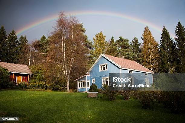 Niebieski Dom Z Rainbow - zdjęcia stockowe i więcej obrazów Dom - Budowla mieszkaniowa - Dom - Budowla mieszkaniowa, Finlandia, Tęcza