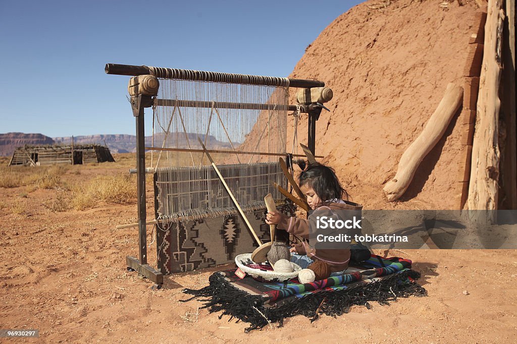 Petite fille fabrication de couverture - Photo de Peuples autochtones d'Amérique libre de droits