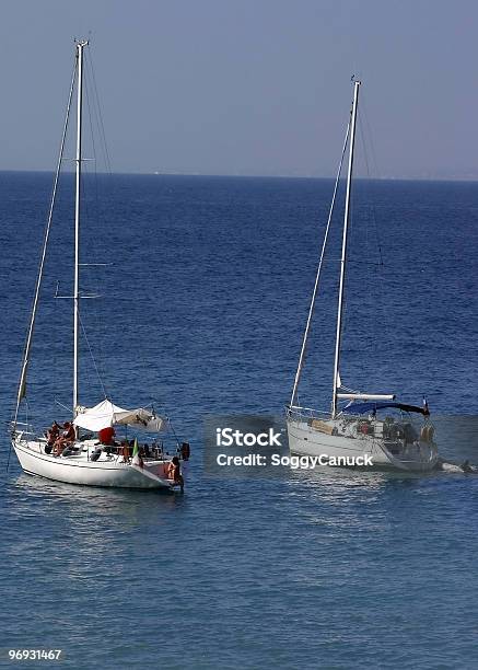 Sailboats 펜비드 베이에서의 고요한 장면에 대한 스톡 사진 및 기타 이미지 - 고요한 장면, 달아남, 닻을 내림