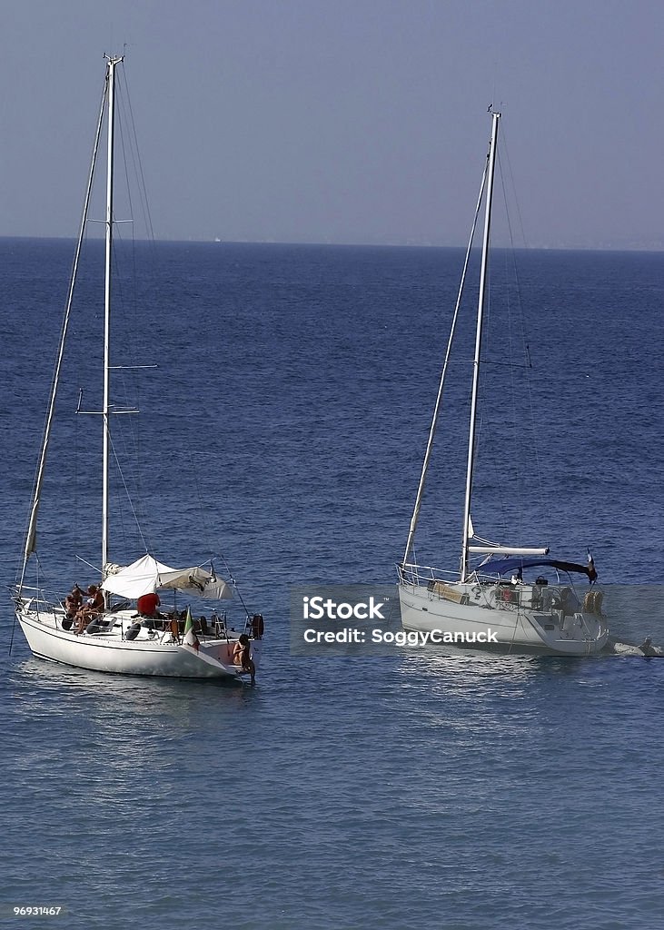 Парусные, стоящие на якоре в залив - Стоковые фото Вертикальный роялти-фри