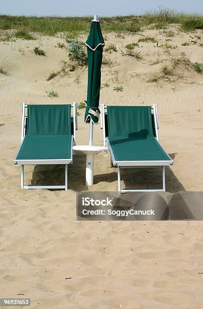 Opuszczony Plaży Krzesła - zdjęcia stockowe i więcej obrazów Bez ludzi - Bez ludzi, Brzeg wody, Cień