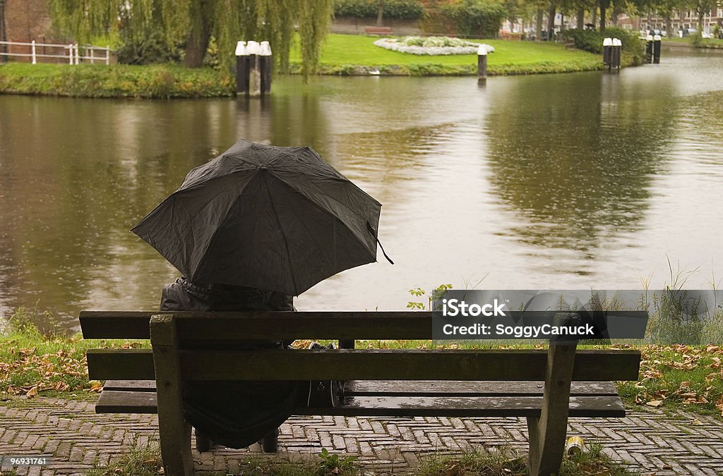 Seduta sotto la pioggia - Foto stock royalty-free di Acqua