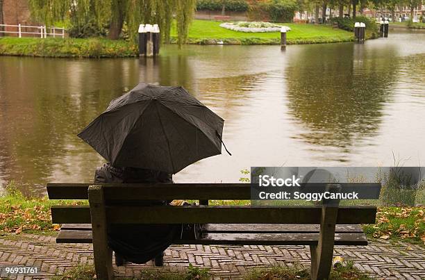 Seduta Sotto La Pioggia - Fotografie stock e altre immagini di Acqua - Acqua, Ambientazione esterna, Bagnato