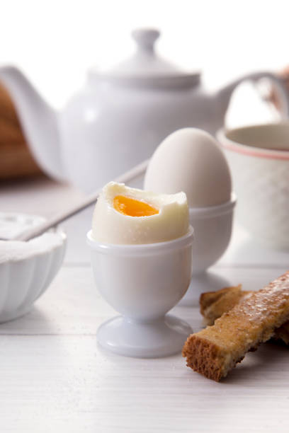 uovo sodo morbido e solidificanti per colazione - hard cooked egg foto e immagini stock