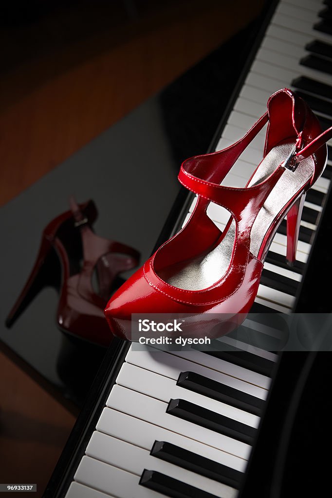 레드 하이 힐 신발 있는 피아노 키별 - 로열티 프리 관능 스톡 사진