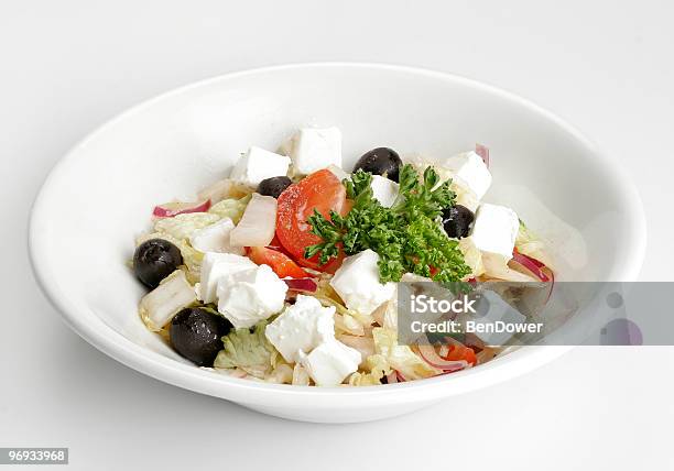 Salada Grega - Fotografias de stock e mais imagens de Alimentação Saudável - Alimentação Saudável, Azeitona Preta, Branco