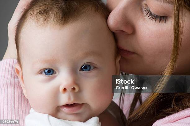 Madre Y Bebé Foto de stock y más banco de imágenes de Abrazar - Abrazar, Adulto, Adulto joven