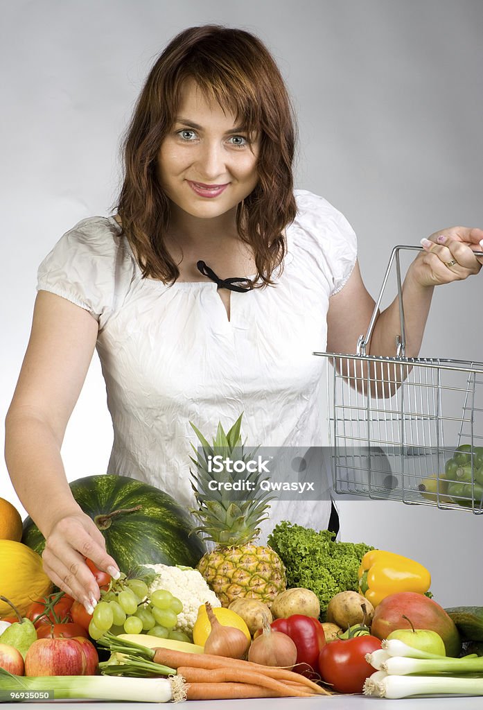 Donna con frutta e verdura - Foto stock royalty-free di Adulto
