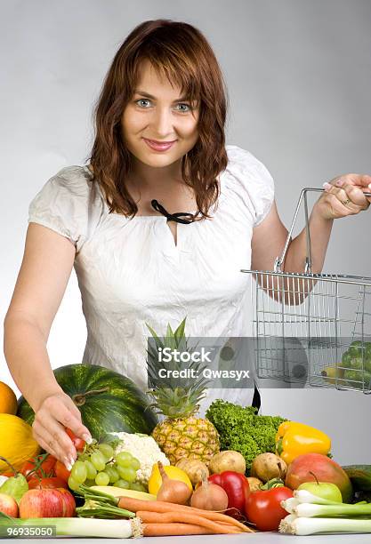 Kobieta Z Owoców Warzyw - zdjęcia stockowe i więcej obrazów Ananas - Ananas, Arbuz, Artykuły spożywcze