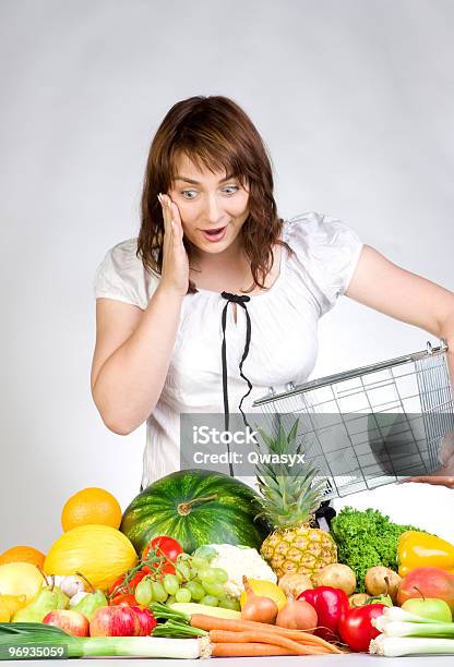 Compras Frutas E Veggies Para - Fotografias de stock e mais imagens de 20-29 Anos - 20-29 Anos, Adulto, Alimentação Saudável