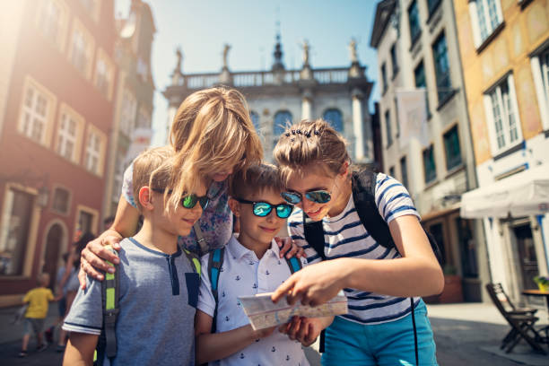 città turistica per famiglie di danzica, polonia - gdansk foto e immagini stock