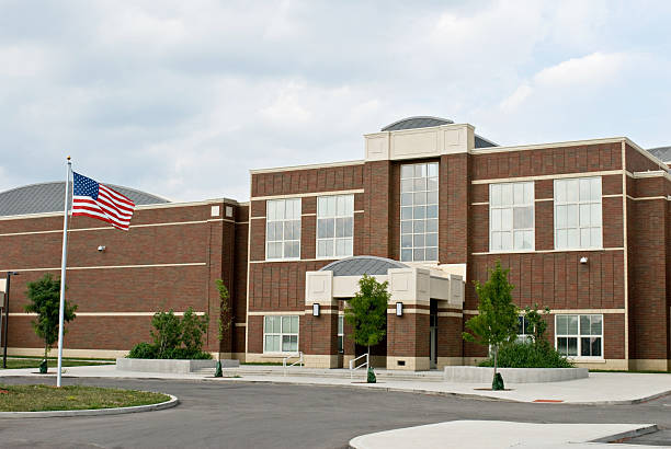 edificio scolastico con bandiera - elementary school building foto e immagini stock