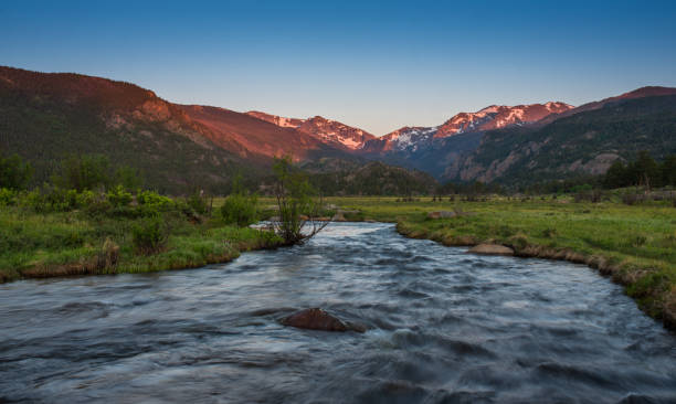 eine feder ansicht der big thompson river im moraine park valley - big thompson river stock-fotos und bilder