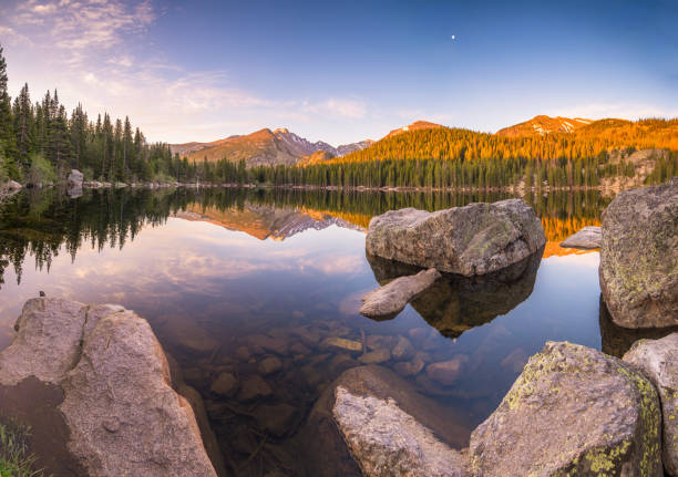 bear lake in rocky mountain national park - lake mountain range mountain deep imagens e fotografias de stock