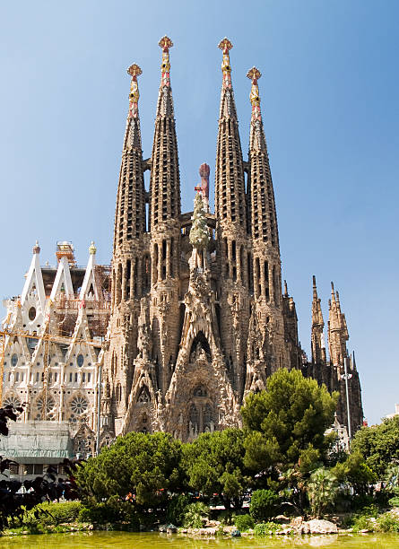 саграда фамилия 4 - barcelona antonio gaudi outdoors vertical стоковые фото и изображения