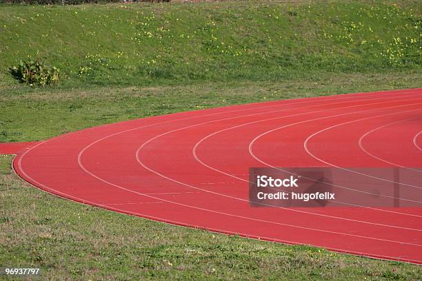 Pista De Corrida De Atletismo Em Perspectiva - Fotografias de stock e mais imagens de Acabar - Acabar, Adulto, Ao Ar Livre