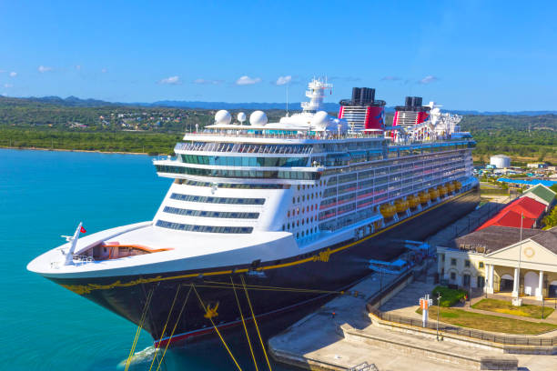 navire de croisière disney fantasy par disney cruise line amarré à falmouth, jamaïque - falmouth jamaica photos et images de collection